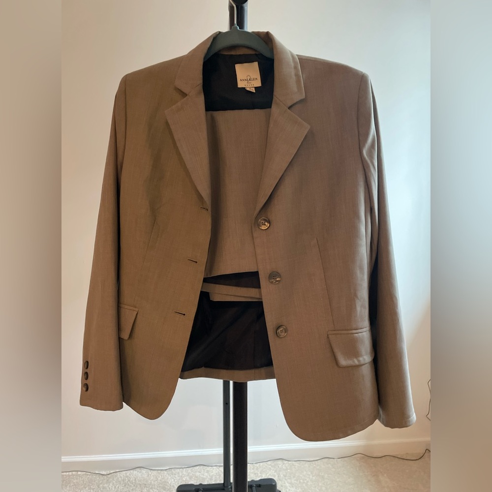 This blazer suit comes with a nice pensil skirt .. in a brand new condition.